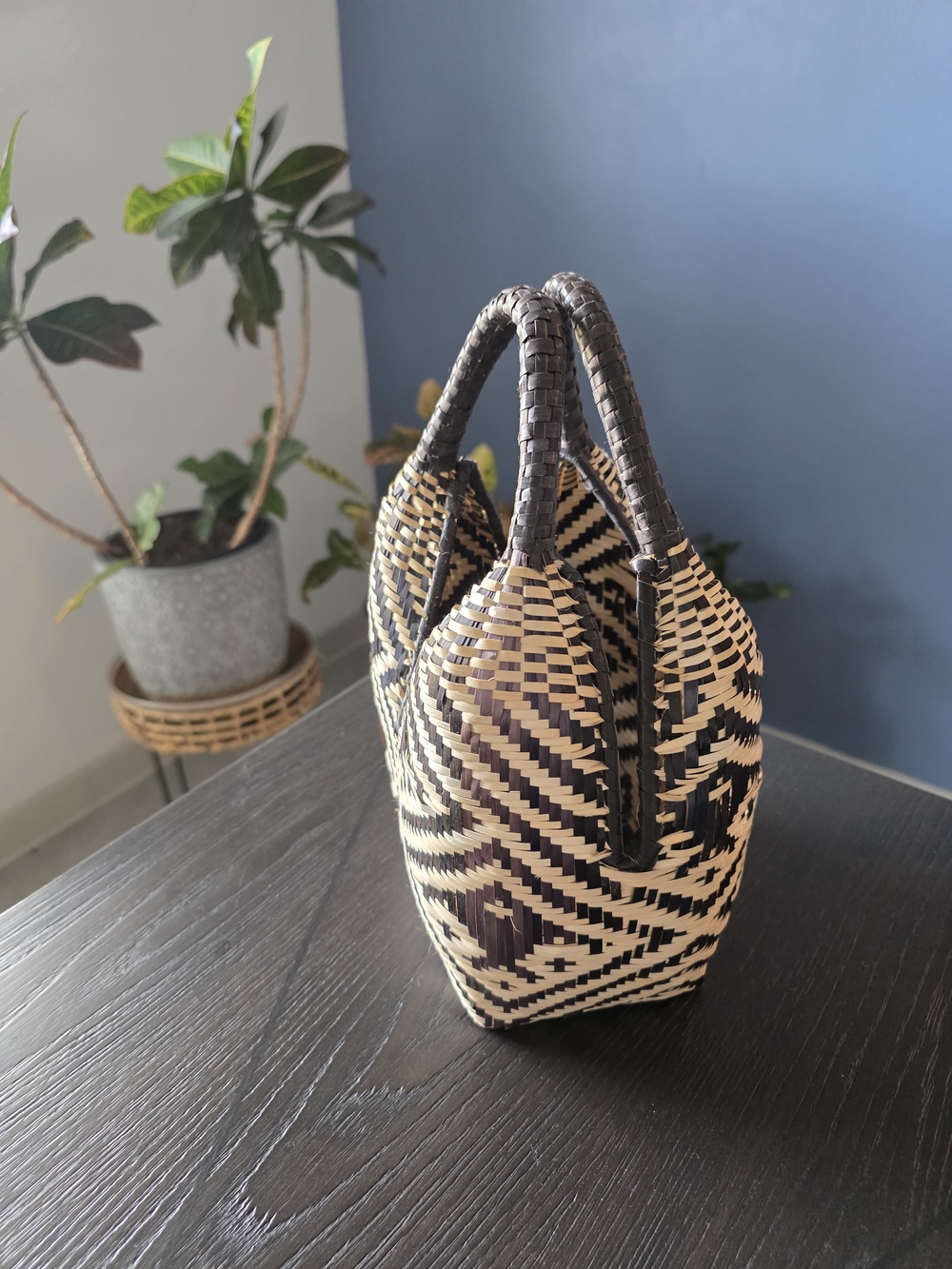 Handwoven Colombian “Cuatro Tetas” Raffia Straw Basket Bag - Picture 2 of 4